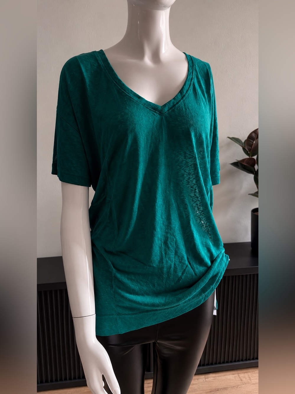 Mono B Short Sleeve V‑Neck Top in Teal Green